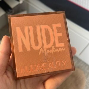 Huda Beauty medium nude obsessions BRAND NEW